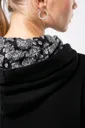 K4013 - Sweat-shirt à capuche contrastée à motifs - Image 1